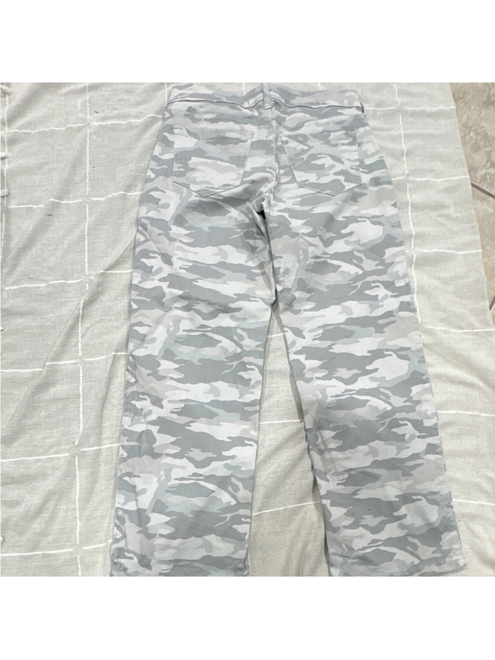 Hollister Men's Gray & White Camo Cargo Pants